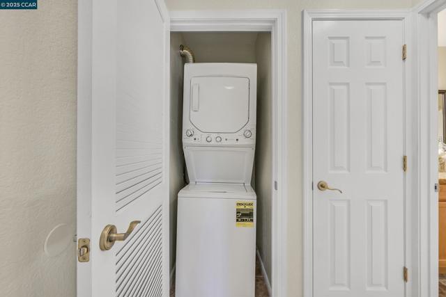 160 Eastridge Dr, San Ramon CA: https://media.crmls.org/mediaz/c731ba77-6ad8-4d53-b2c1-49ffd55857d7.jpg