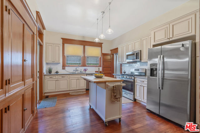 1049 Elden Avenue, Los Angeles CA: https://media.crmls.org/mediaz/c731be52-62f4-488c-9dcd-6f392bf758ff.jpg