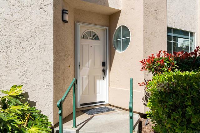 Detail Gallery Image 5 of 46 For 1831 Monserrat Way, Vista,  CA 92081 - 4 Beds | 2/1 Baths