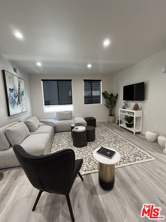 124 S Croft Avenue, Los Angeles CA: https://media.crmls.org/mediaz/c73243ad-a6a9-4a12-9233-eae176b94055.jpg