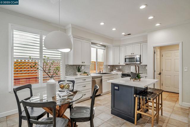 115 Sapphire Ct, San Ramon CA: https://media.crmls.org/mediaz/c73292da-7929-49d7-9887-64632a50379b.jpg