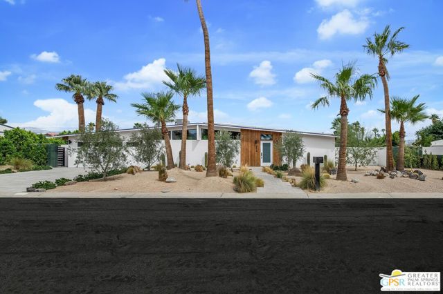 454 E Lindsey Drive, Palm Springs CA: https://media.crmls.org/mediaz/c7344bdd-9fe6-4618-986c-50d3effa43cc.jpg