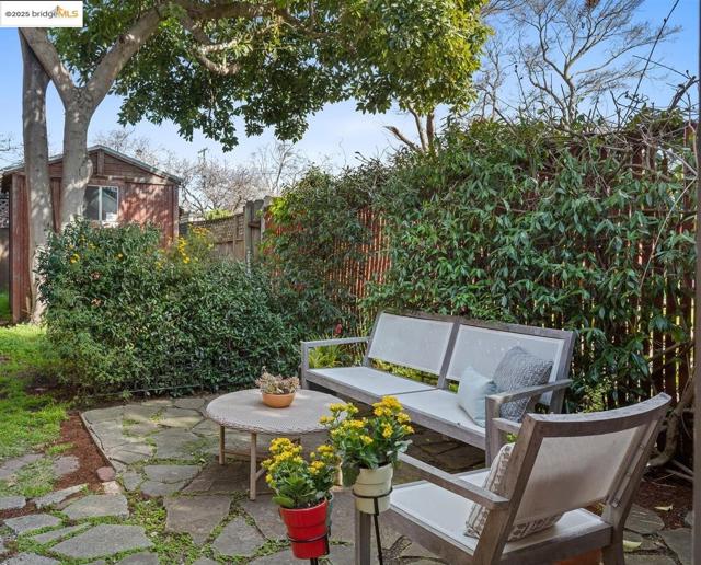 1130 Derby St, Berkeley CA: https://media.crmls.org/mediaz/c73461ed-bdd2-4fbc-91d8-0abdb755dfd3.jpg