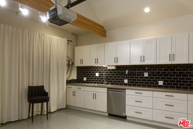 16303 Mandalay Drive, Encino CA: https://media.crmls.org/mediaz/c735392c-c7b8-4f81-8d9f-ffb3bc4ebe4e.jpg
