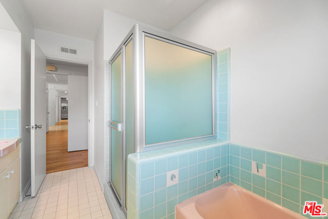 5210 S Corning Avenue, Los Angeles CA: https://media.crmls.org/mediaz/c7354bc4-66e9-4f87-827c-f97da9cc73ff.jpg