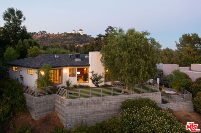 5514 Ridge Oak Drive, Los Angeles CA: https://media.crmls.org/mediaz/c736ae3d-1e2f-4d9a-8468-6da889fd10a5.jpg