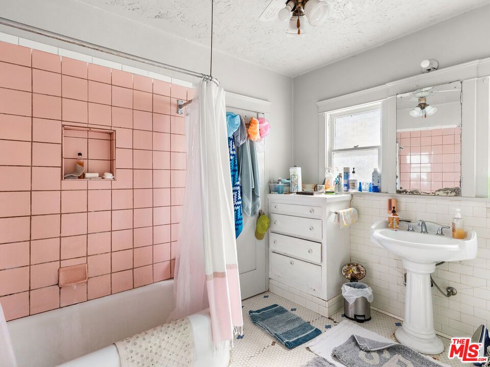 https://media.crmls.org/mediaz/c7378a29-6dee-431a-bc86-6e012ab2663b.jpg?preset=X-Large