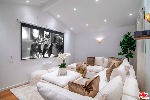 745 E Sunset Avenue, Venice CA: https://media.crmls.org/mediaz/c73896a5-fd60-461f-a456-f16ba4c23103.jpg