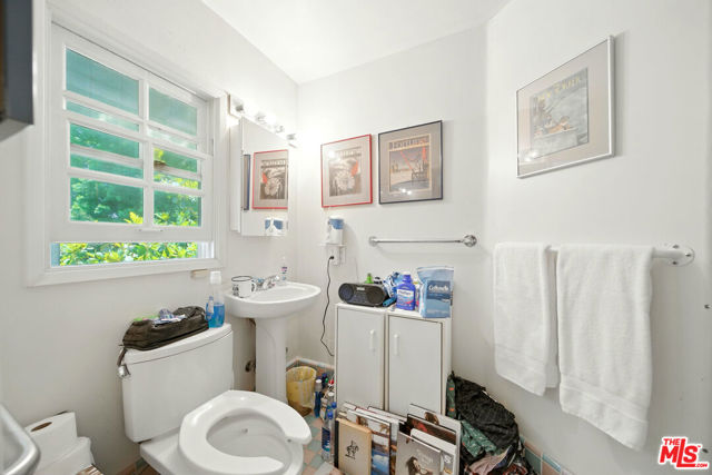 602 N Crescent Drive, Beverly Hills CA: https://media.crmls.org/mediaz/c738d0c9-6c90-4e08-98bd-0aa4486b7136.jpg