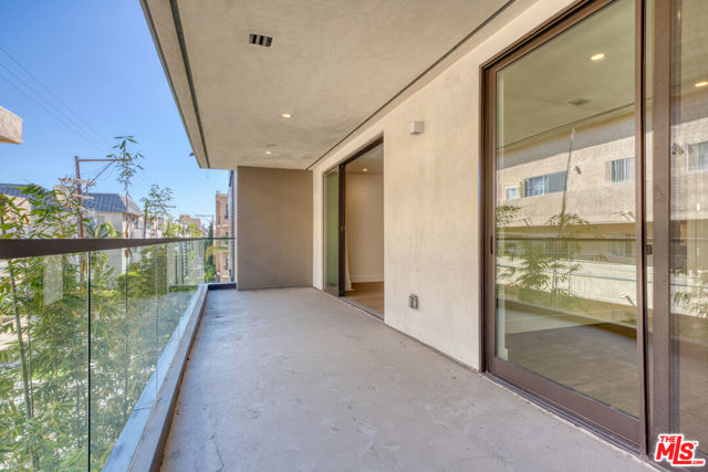411 S Hamel Road, Los Angeles CA: https://media.crmls.org/mediaz/c739c30b-5616-478a-88cc-5e70e2e9158f.jpg
