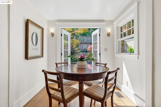 541 Boulevard Way, Piedmont CA: https://media.crmls.org/mediaz/c73a3579-0144-4beb-b552-fd9c00c8d963.jpg