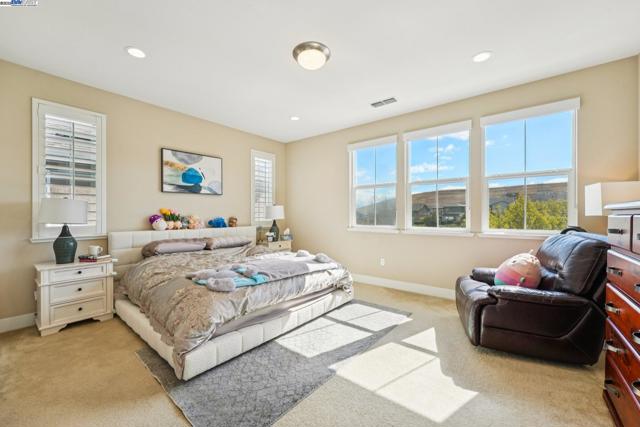 7213 Calistoga Ln, Dublin CA: https://media.crmls.org/mediaz/c73aa3dd-68f6-4116-bf28-33b6f5300a9e.jpg