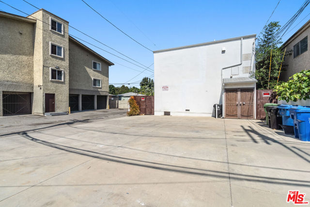 616 Sunset Avenue, Venice CA: https://media.crmls.org/mediaz/c73ac9cc-1920-4028-bcf7-433d23728268.jpg