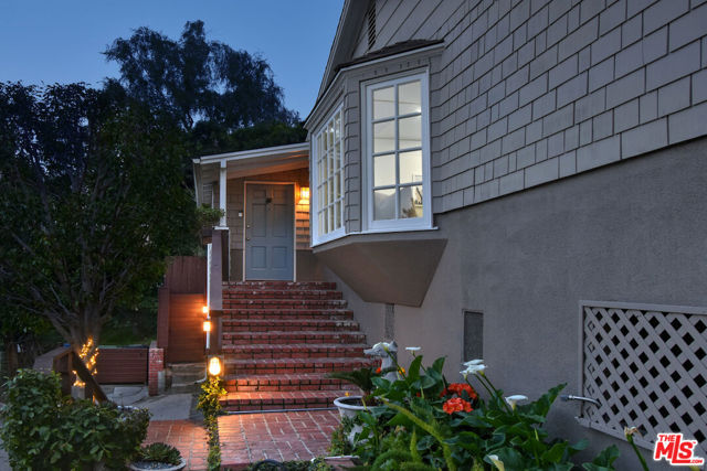 15200 Del Gado Drive, Sherman Oaks CA: https://media.crmls.org/mediaz/c73aea70-452f-4864-a52d-beec3312b03b.jpg