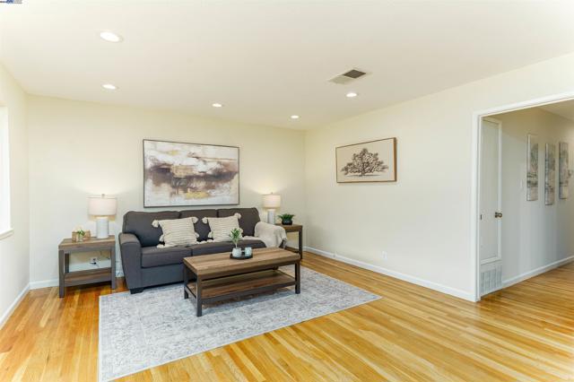 4619 Victoria Ave, Fremont CA: https://media.crmls.org/mediaz/c73b4a6e-4e58-47b1-92a1-405289ae9f17.jpg