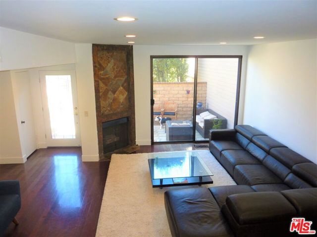 13065 Mindanao Way, Marina del Rey CA: https://media.crmls.org/mediaz/c73cb187-97d1-42e7-825c-419cf7c58d52.jpg
