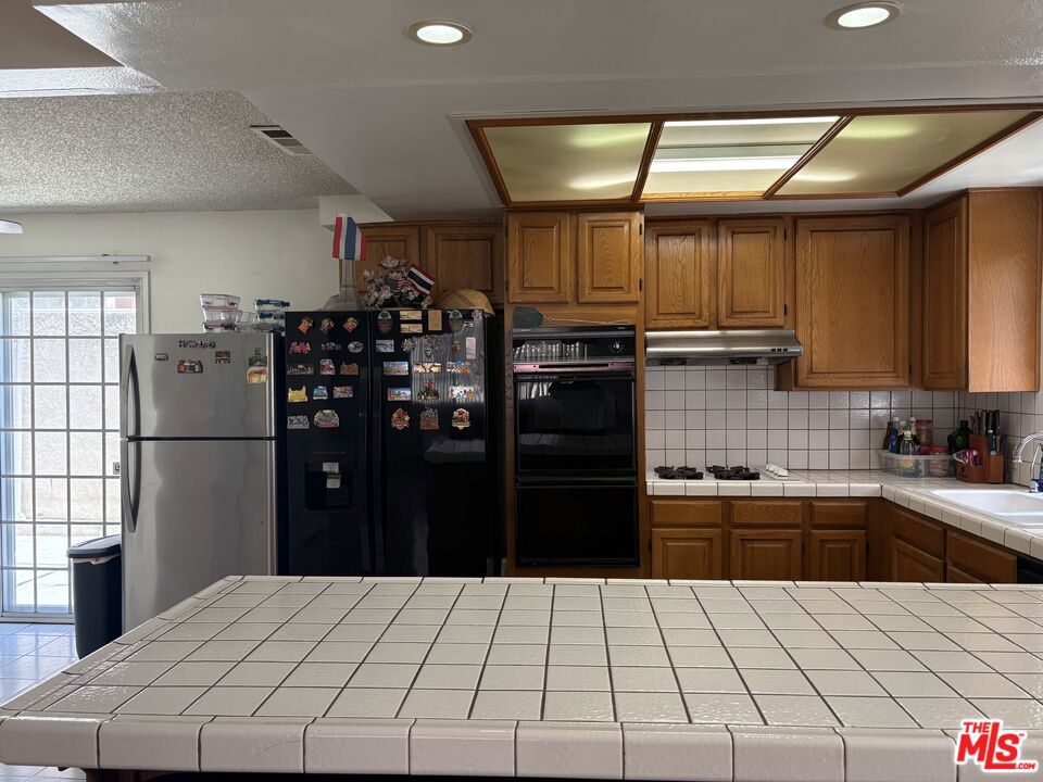 https://media.crmls.org/mediaz/c73cc252-f357-4c0d-bd9d-d740a6fbd842.jpg?preset=X-Large