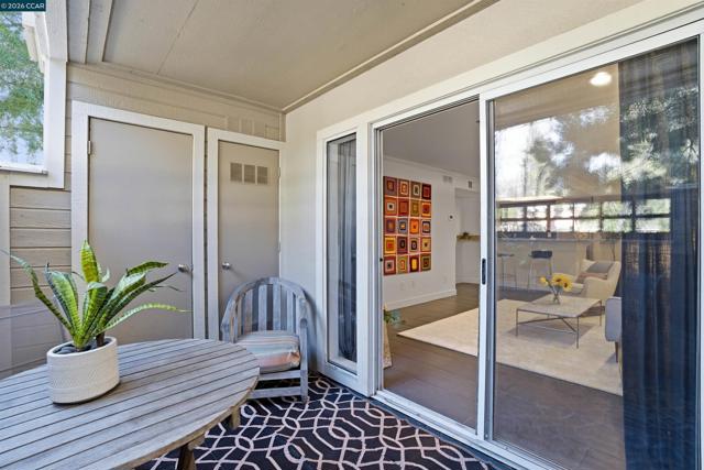 2560 Oak Rd, Walnut Creek CA: https://media.crmls.org/mediaz/c73e29b3-8eef-4371-bfb8-57acc98ac002.jpg