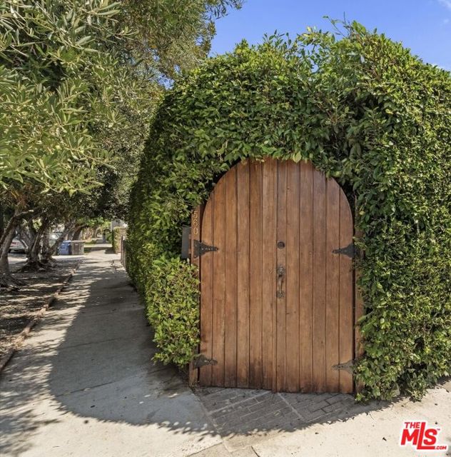 560 N Croft Avenue, West Hollywood CA: https://media.crmls.org/mediaz/c73e82f4-8d5f-4fdb-ad04-f9646212e9ef.jpg