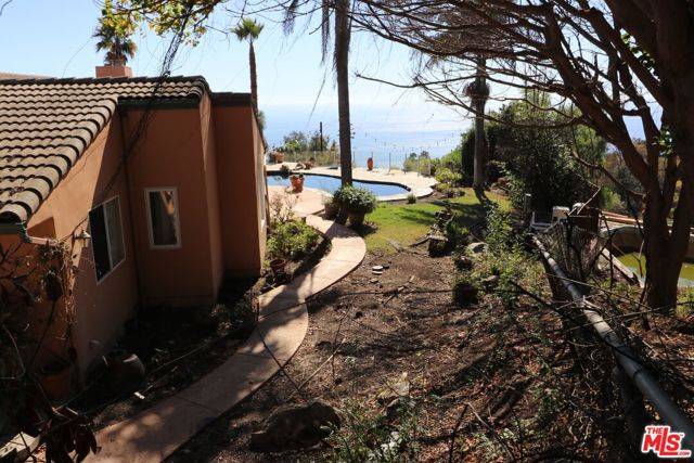 20776 Big Rock Drive, Malibu CA: https://media.crmls.org/mediaz/c73ebf90-3ec4-4c2e-9268-e9e8809fd80c.jpg