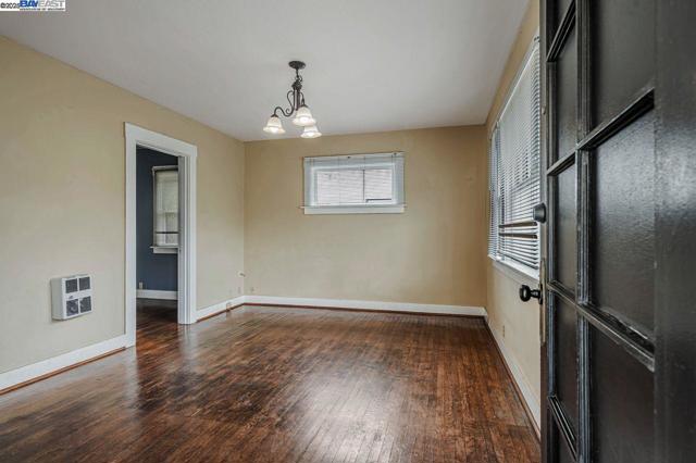 1560 Lincoln Ave #B, Alameda CA: https://media.crmls.org/mediaz/c73ef8a1-1f97-4417-8325-66c5689eca2b.jpg