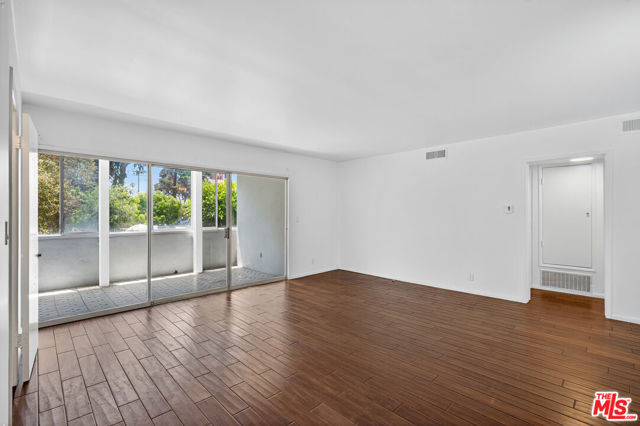 1101 Lincoln Boulevard, Santa Monica CA: https://media.crmls.org/mediaz/c74018b3-3ba2-4352-838c-5c6494e7072e.jpg