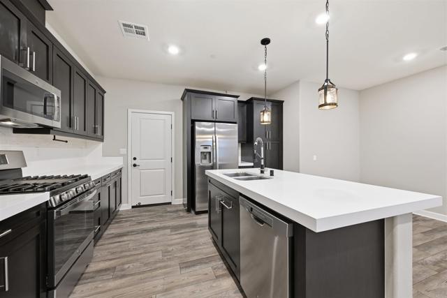 Detail Gallery Image 11 of 32 For 1118 Delpy View, Vista,  CA 92084 - 3 Beds | 2/1 Baths