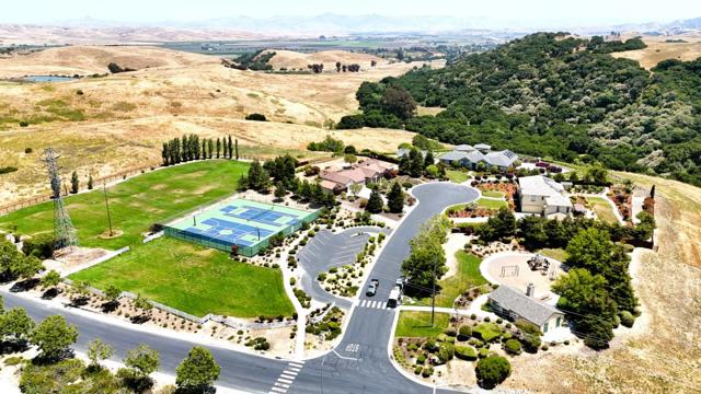 531 Via Vaquero Sur, San Juan Bautista CA: https://media.crmls.org/mediaz/c7438680-b38e-40d4-9e36-1542f047af67.jpg