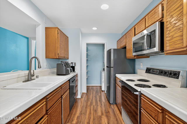 1182 Tivoli Lane, Simi Valley CA: https://media.crmls.org/mediaz/c743c765-ccbb-4e3d-afec-483523104443.jpg