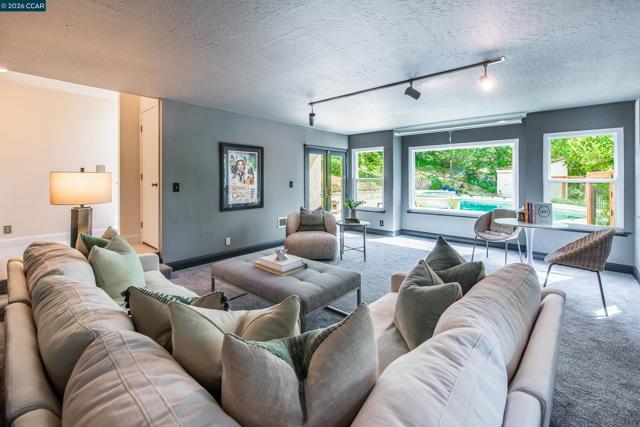 Image 34 of 52 For 1006 Howard Hills Rd