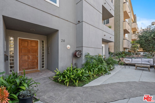 20 Quarterdeck Street, Marina del Rey CA: https://media.crmls.org/mediaz/c74681f6-2825-4a9f-866c-27ba8b57c663.jpg