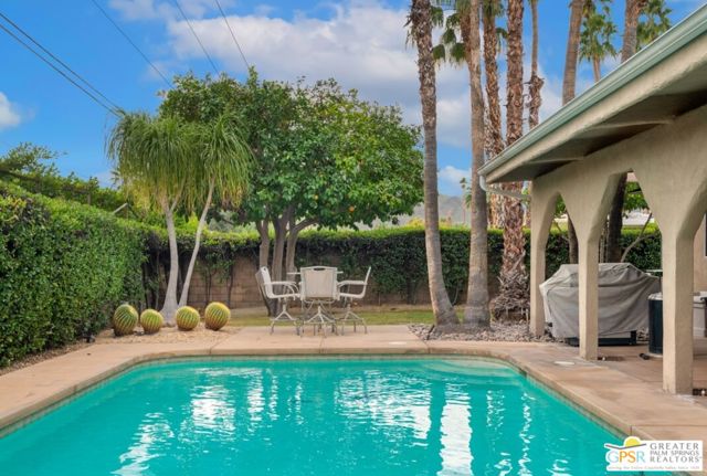648 S Roxbury Drive, Palm Springs CA: https://media.crmls.org/mediaz/c7474ae9-bb4c-4270-b92b-e88587ce1217.jpg