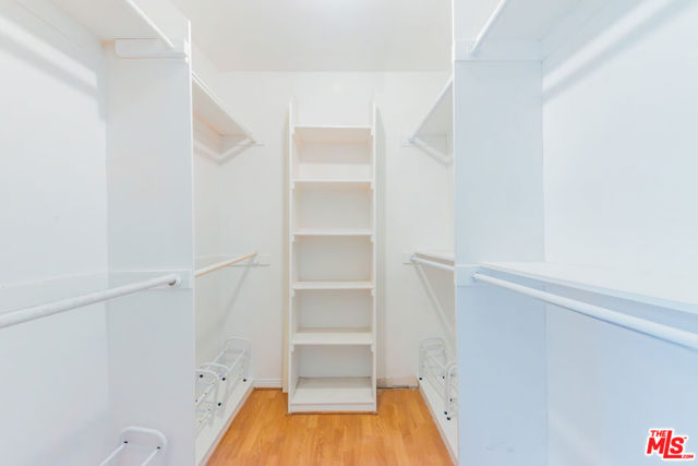 458 N Oakhurst, Beverly Hills CA: https://media.crmls.org/mediaz/c7480024-a3b0-4c8b-8560-b8e980a2add3.jpg