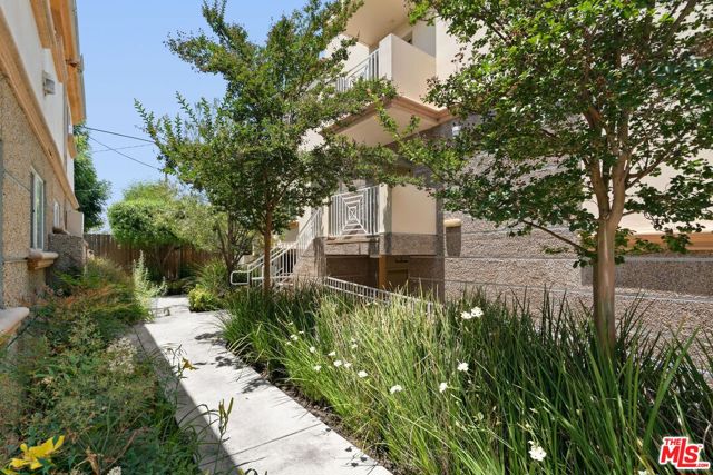 15939 Victory Boulevard, Van Nuys CA: https://media.crmls.org/mediaz/c7489c60-d4d5-4df0-a644-326f0dba5e89.jpg