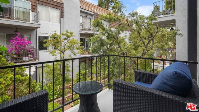 5870 Green Valley Circle, Culver City CA: https://media.crmls.org/mediaz/c748d8c0-c21b-4a39-83fa-298c393a5aff.jpg