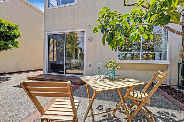 131 Diapian Bay, Alameda CA: https://media.crmls.org/mediaz/c7494b79-0d6a-4163-8358-3812ad3c3640.jpg