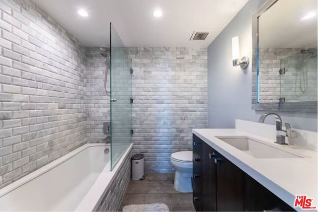 818 N Doheny Drive, West Hollywood CA: https://media.crmls.org/mediaz/c749935b-0b45-46f6-96c9-8248f2a90874.jpg