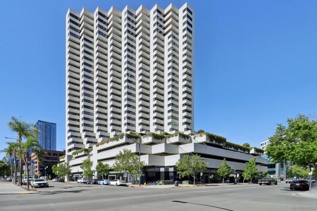700 Front St, San Diego CA: https://media.crmls.org/mediaz/c74a2587-ca3a-4336-a85e-a2eda9e70903.jpg