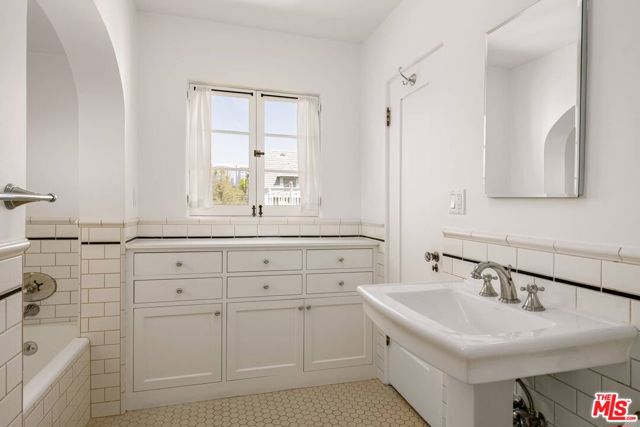 1539 Ensley Avenue, Los Angeles CA: https://media.crmls.org/mediaz/c74ceacd-2179-4165-82d4-c363a82930b2.jpg