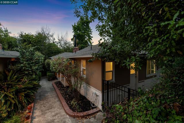 5810 Estates Dr, Oakland CA: https://media.crmls.org/mediaz/c74d239f-ee07-4a2c-aafc-63c1ee23f9d1.jpg
