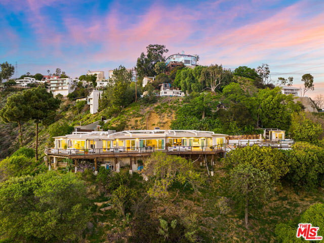 8494 Cole Crest Drive, Los Angeles CA: https://media.crmls.org/mediaz/c74df722-888f-4f60-a068-31aa0b941118.jpg