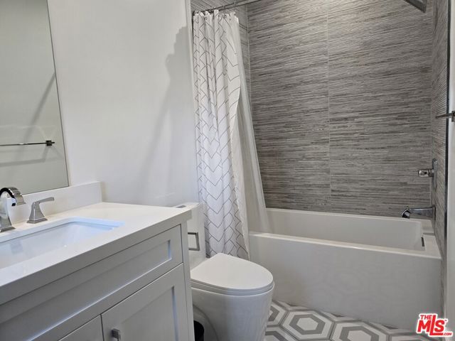 18026 Valley Vista Boulevard, Encino CA: https://media.crmls.org/mediaz/c74e65a9-d01d-4245-8b0d-91ab9baba43c.jpg