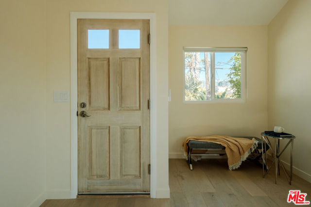 856 858 Coeur D Alene Avenue, Venice CA: https://media.crmls.org/mediaz/c74ed8e7-fd0e-46f9-88ed-710c6e88fb64.jpg