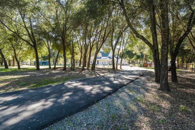 10555 Watsonville Road, Gilroy CA: https://media.crmls.org/mediaz/c74f07f7-0527-4d99-9396-1e372c586bf9.jpg