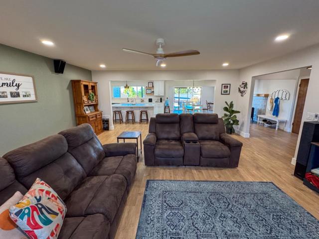 215 Rays Circle, Hollister CA: https://media.crmls.org/mediaz/c74f99a3-1374-4668-a061-773153242d10.jpg