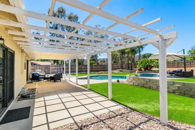 23912 Benito Way, Ramona CA: https://media.crmls.org/mediaz/c7503f05-b267-4f00-a446-230aa29aedc3.jpg