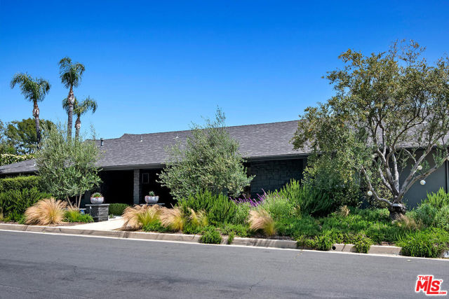 17237 Quesan Place, Encino CA: https://media.crmls.org/mediaz/c7515d2e-81d1-4ce1-90f2-a0a3a0c27b08.jpg