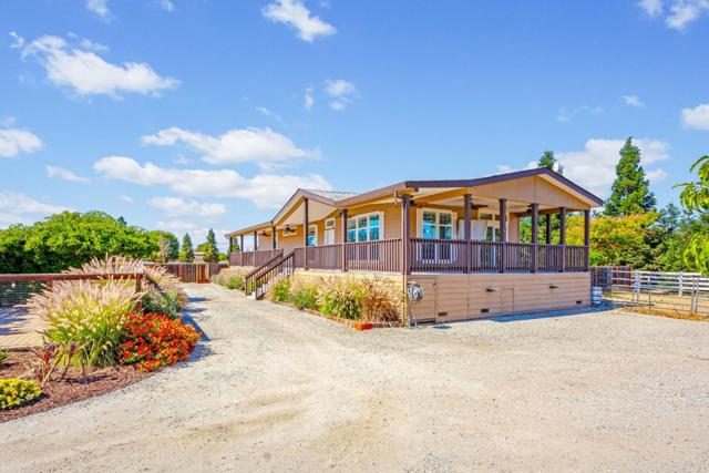12320 Highland Estates Lane, San Martin CA: https://media.crmls.org/mediaz/c7522ae1-3dc6-43a6-8a0e-530c86803d04.jpg