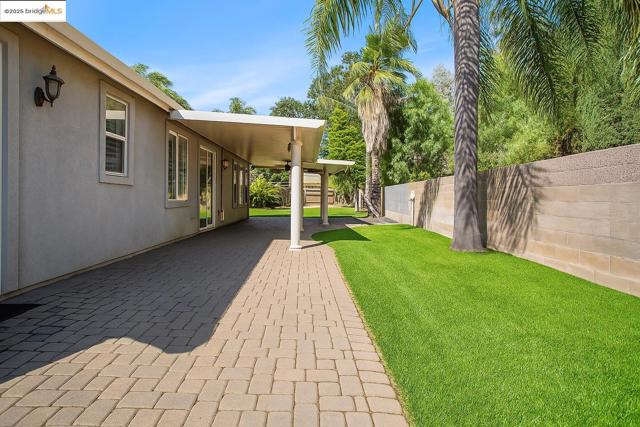 1018 Alouette Pl, Vacaville CA: https://media.crmls.org/mediaz/c75263c4-3417-4b22-975a-6fd77b09e882.jpg