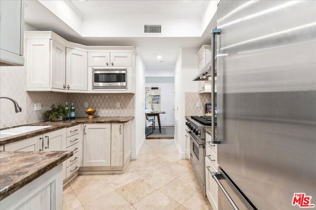 261 S Reeves Drive, Beverly Hills CA: https://media.crmls.org/mediaz/c752adaa-3a19-4a52-8c61-008ee8fdd192.jpg